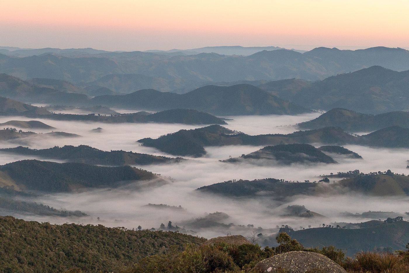 Neblina de serra sobre pastagens ao amanhecer